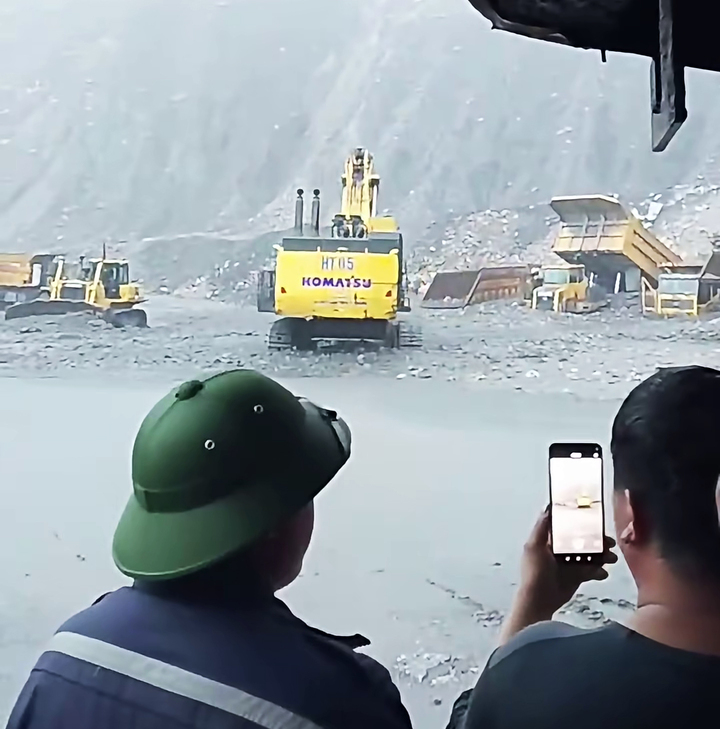 Quảng Ninh hứng mưa lớn 200mm , &ocirc; t&ocirc; chết m&aacute;y v&agrave; xe tải mắc kẹt giữa phố - Ảnh 2.