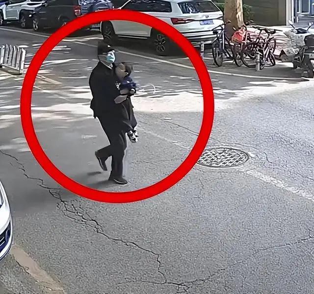 Chồng dẫn nhóm người bịt mặt