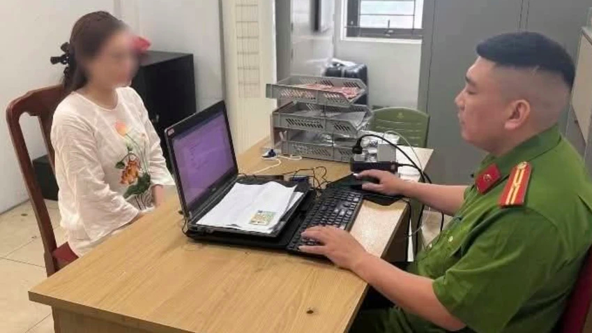 Chửi bới t&agrave;i xế &ocirc; t&ocirc; giữa phố H&agrave; Nội: Người phụ nữ bị C&ocirc;ng an xử l&yacute; - Ảnh 1.