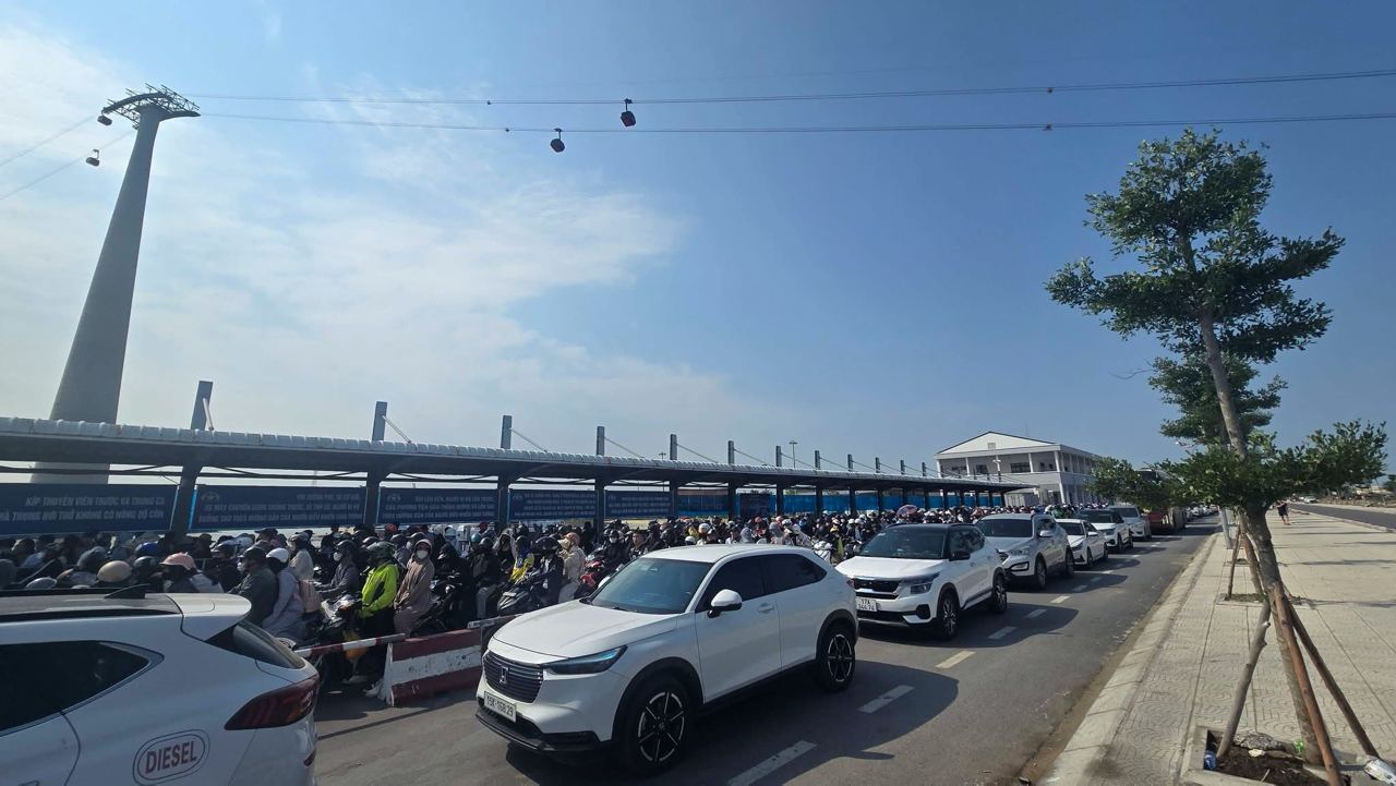Hải Ph&ograve;ng dịp lễ 2026: Một nửa ở Đồ Sơn, một nửa chờ ph&agrave; C&aacute;t B&agrave; - Ảnh 3.