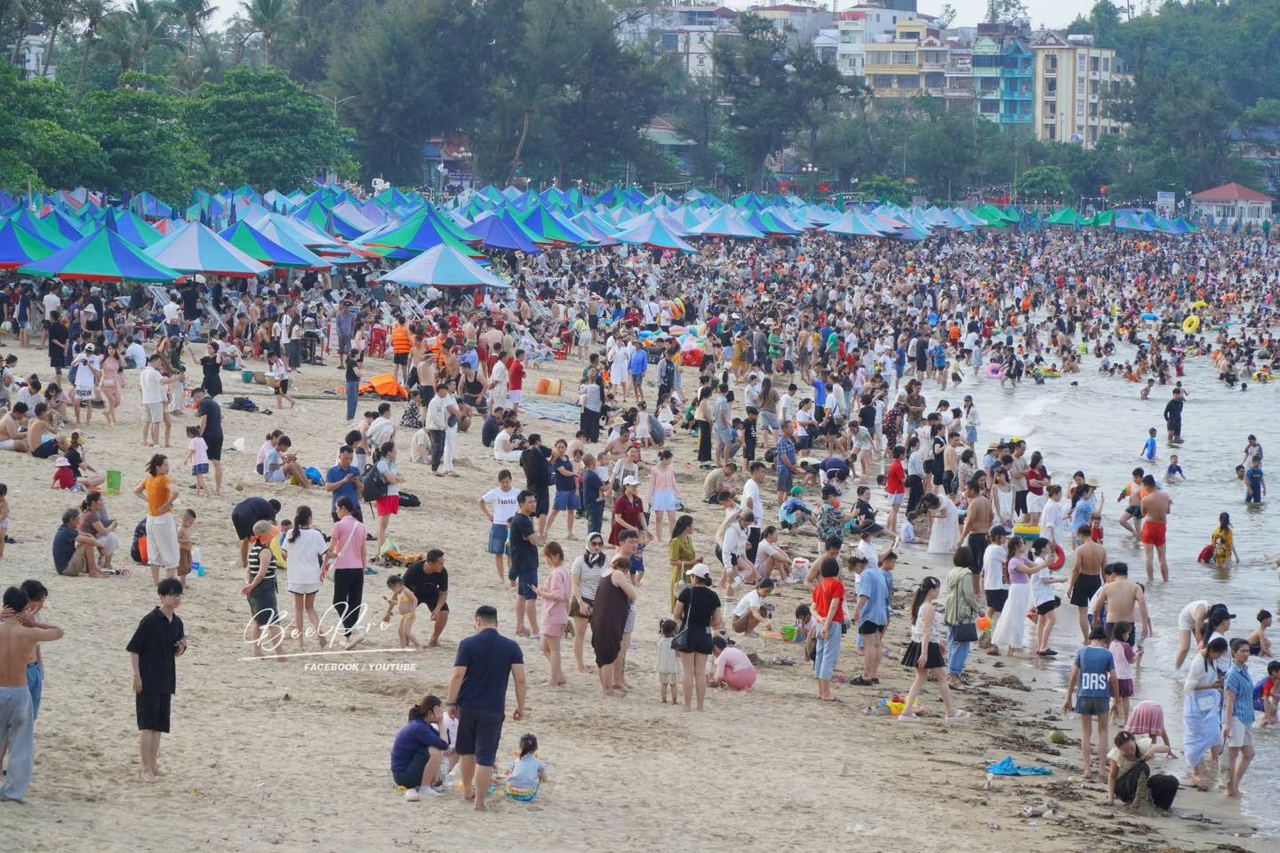 Hải Ph&ograve;ng dịp lễ 2026: Một nửa ở Đồ Sơn, một nửa chờ ph&agrave; C&aacute;t B&agrave; - Ảnh 2.