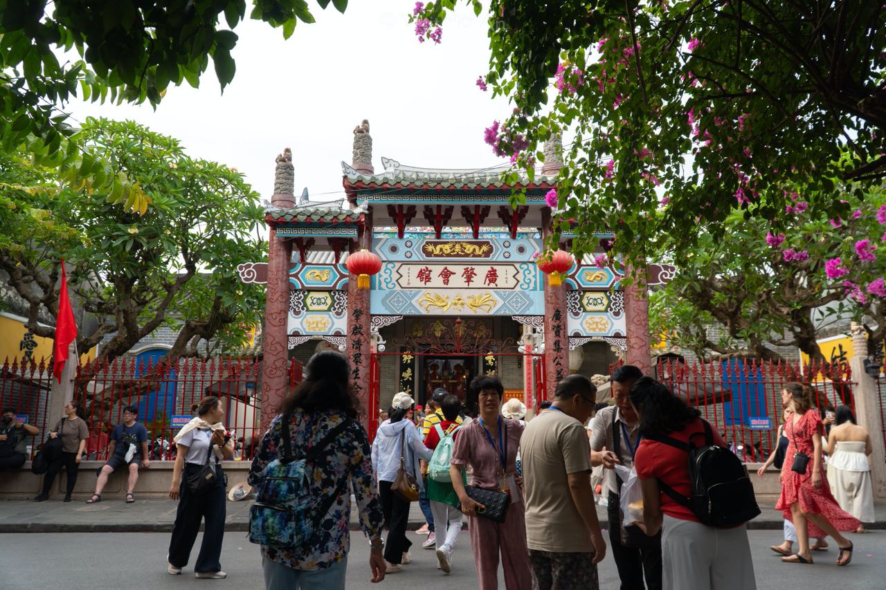 Nữ du kh&aacute;ch &ldquo; trốn đ&ocirc;ng &rdquo; ở qu&aacute;n c&agrave; ph&ecirc; y&ecirc;n b&igrave;nh gần phố cổ Hội An - Ảnh 1.