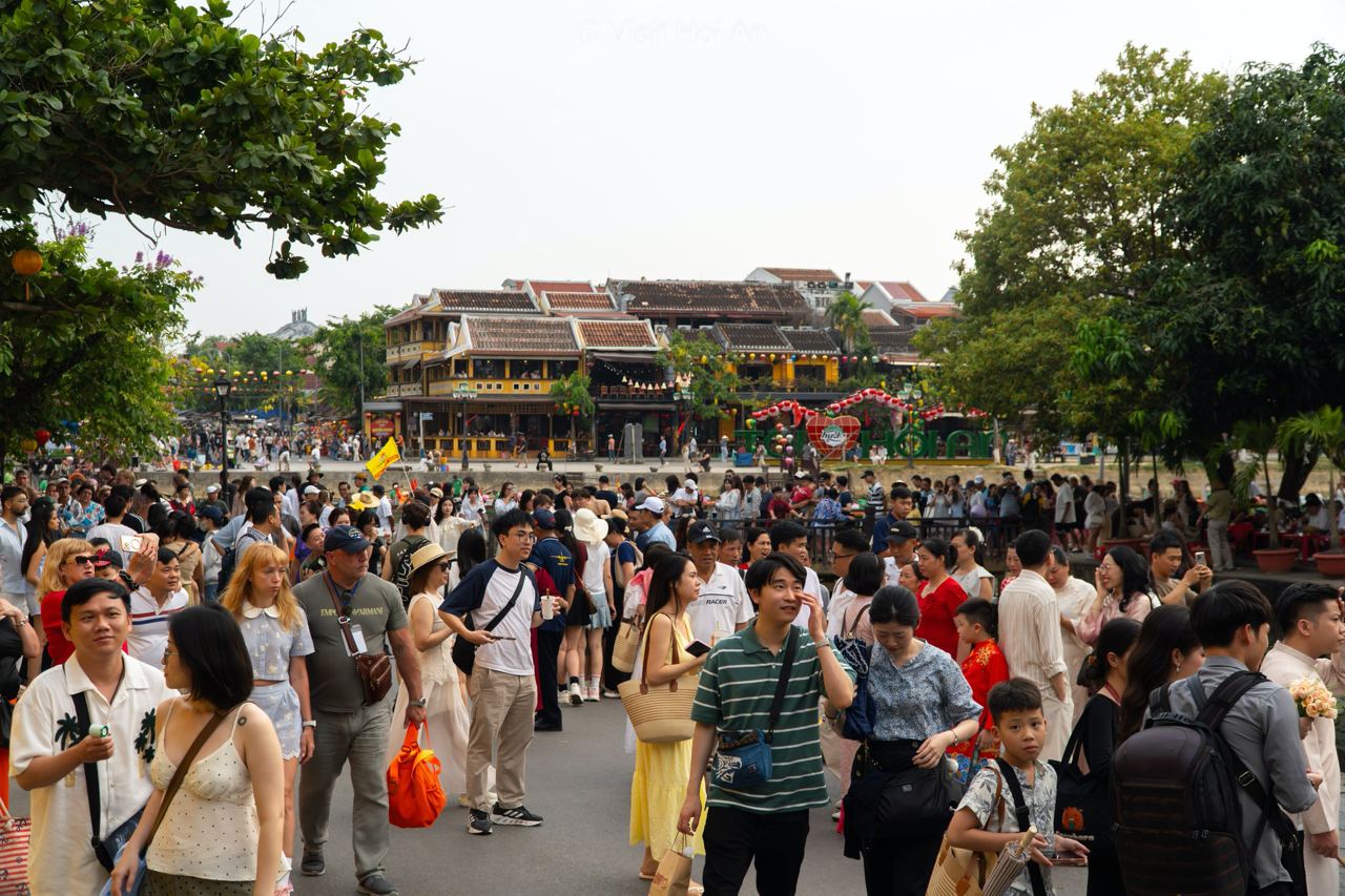 Nữ du kh&aacute;ch &ldquo; trốn đ&ocirc;ng &rdquo; ở qu&aacute;n c&agrave; ph&ecirc; y&ecirc;n b&igrave;nh gần phố cổ Hội An - Ảnh 2.