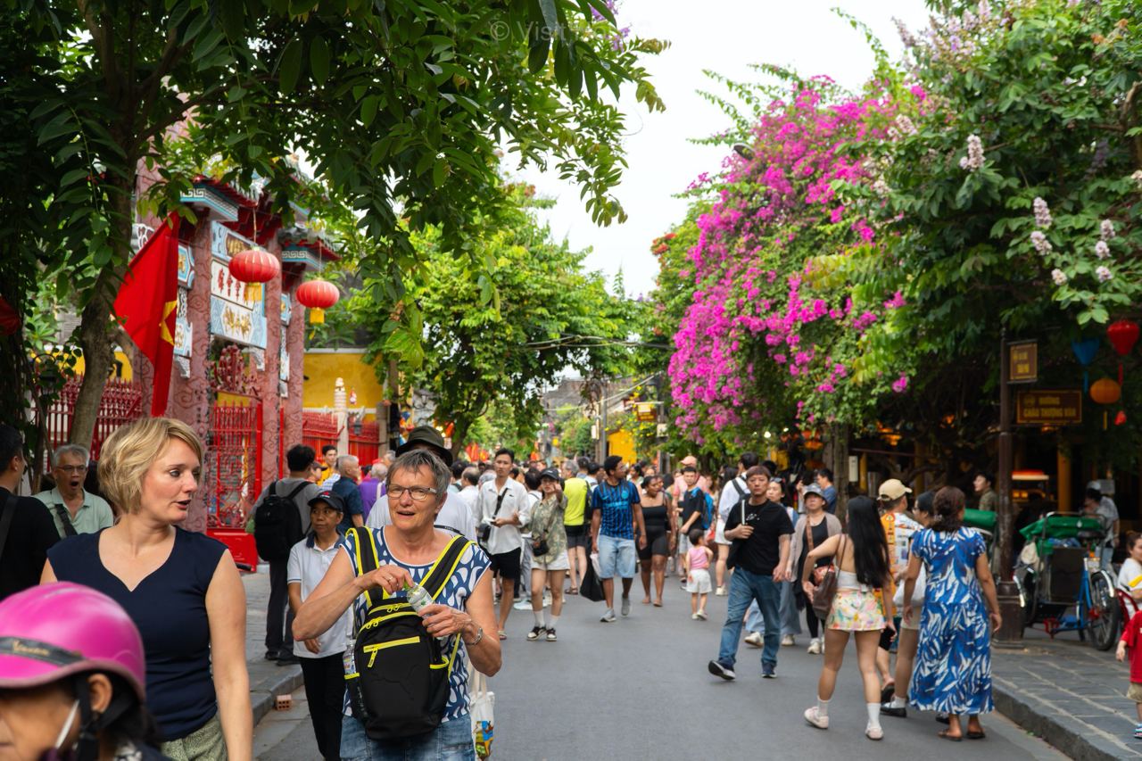 Nữ du kh&aacute;ch &ldquo; trốn đ&ocirc;ng &rdquo; ở qu&aacute;n c&agrave; ph&ecirc; y&ecirc;n b&igrave;nh gần phố cổ Hội An - Ảnh 3.