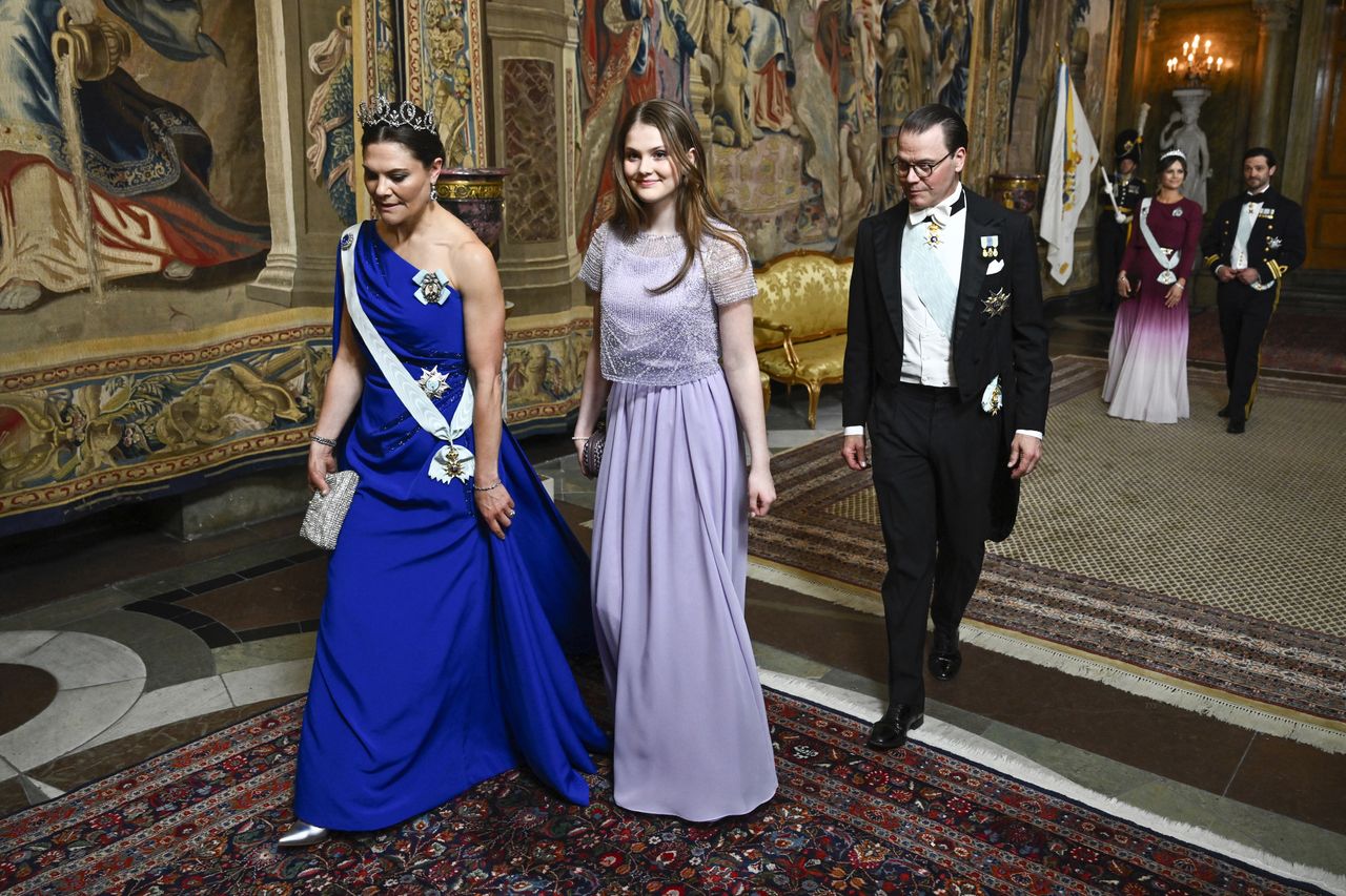 Vương nữ Estelle 14 tuổi tỏa s&aacute;ng như n&agrave;ng thơ tại tiệc sinh nhật Quốc vương Carl XVI Gustaf - Ảnh 2.