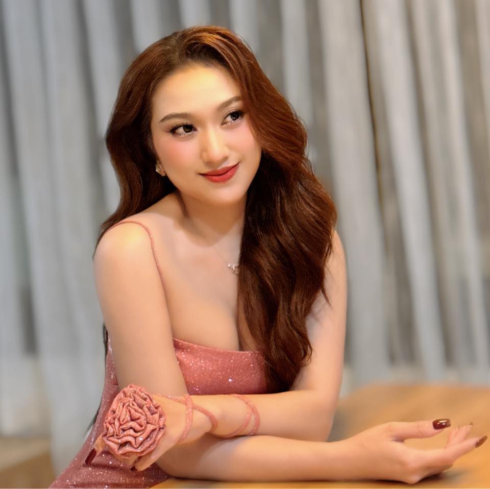 Nữ ca sĩ hủy cưới trước 1 tuần: Nhiều đại gia ng&agrave;n tỷ v&acirc;y quanh, rời showbiz, 35 tuổi th&agrave;nh đạt- Ảnh 1.