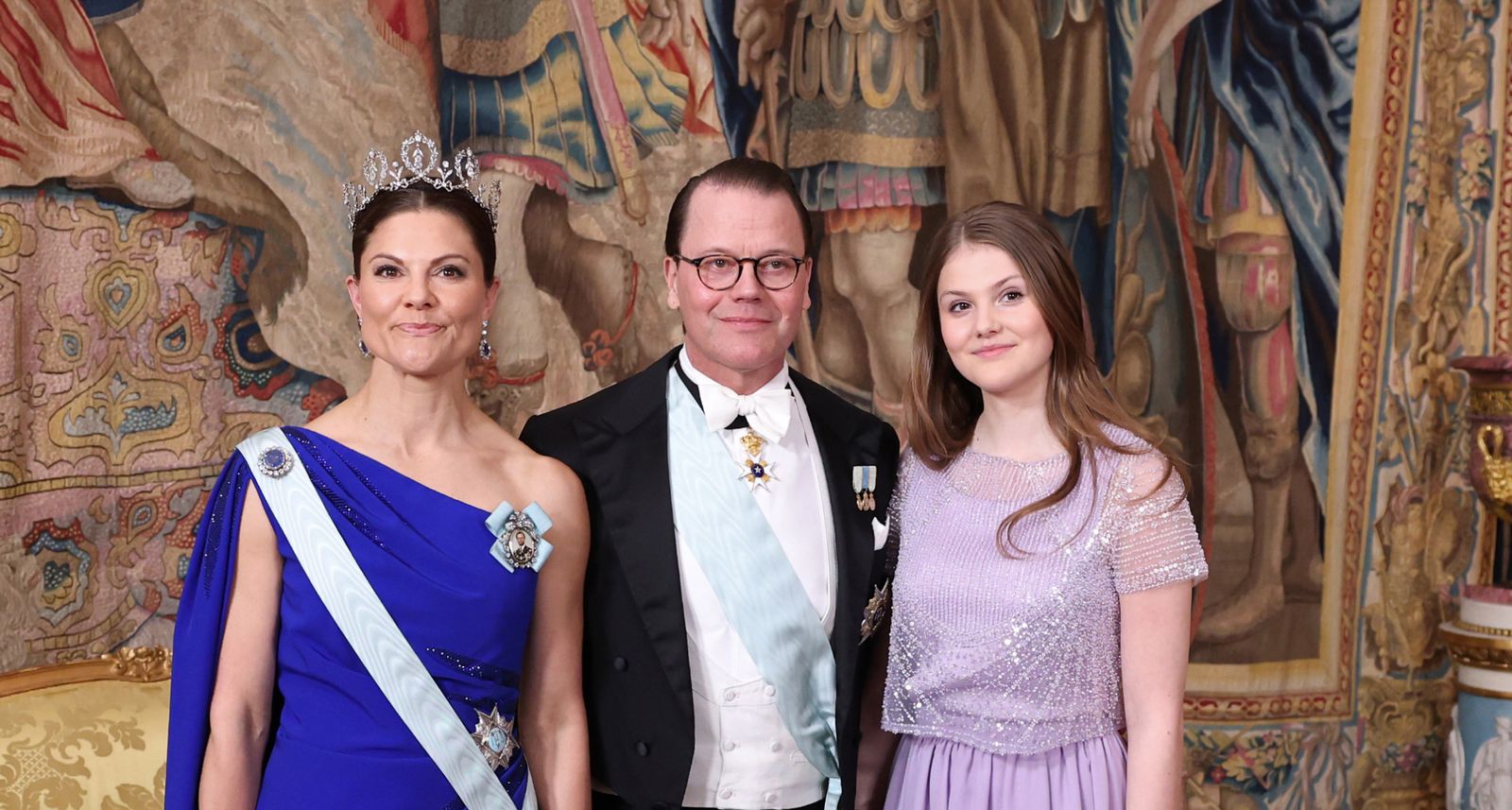 Vương nữ Estelle 14 tuổi tỏa s&aacute;ng như n&agrave;ng thơ tại tiệc sinh nhật Quốc vương Carl XVI Gustaf - Ảnh 1.