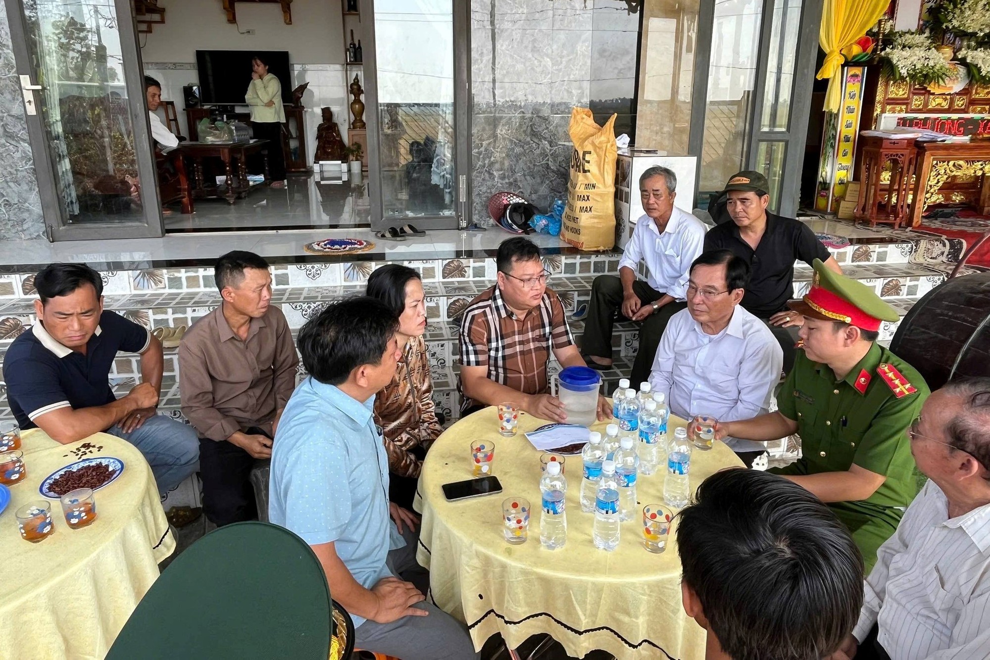 Vụ ch&aacute;y &ocirc; t&ocirc; tại Đ&agrave; Nẵng: Đội trưởng SOS day dứt v&igrave; kh&ocirc;ng cứu được nạn nh&acirc;n - Ảnh 2.