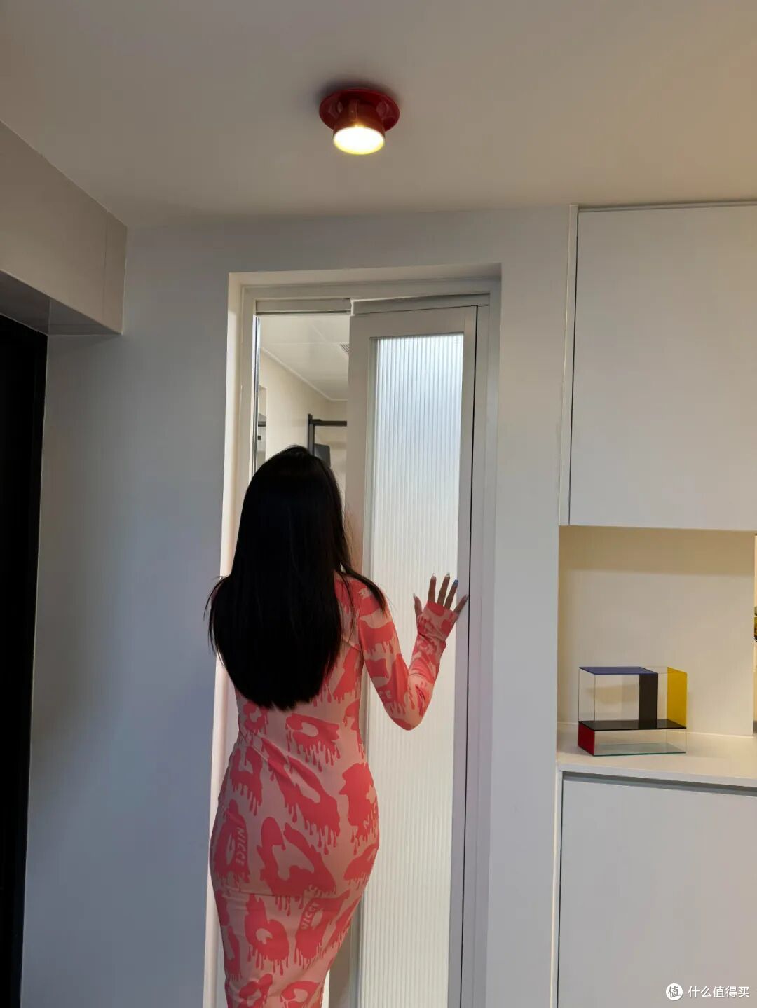 N&ecirc;n để cửa ph&ograve;ng tắm mở hay đ&oacute;ng khi kh&ocirc;ng sử dụng? Đ&acirc;y kh&ocirc;ng phải l&agrave; m&ecirc; t&iacute;n dị đoan nhưng h&atilde;y nhớ nhắc nhở gia đ&igrave;nh- Ảnh 3.