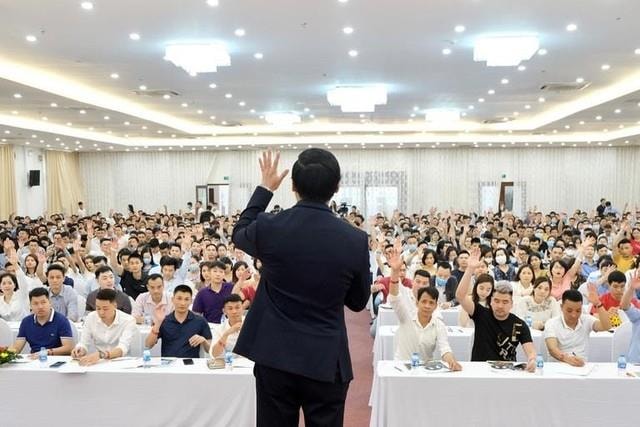 C&ocirc;ng ty dạy l&agrave;m gi&agrave;u dừng kh&oacute;a học, Chủ tịch nổi tiếng từ chức bất ngờ - Ảnh 1.