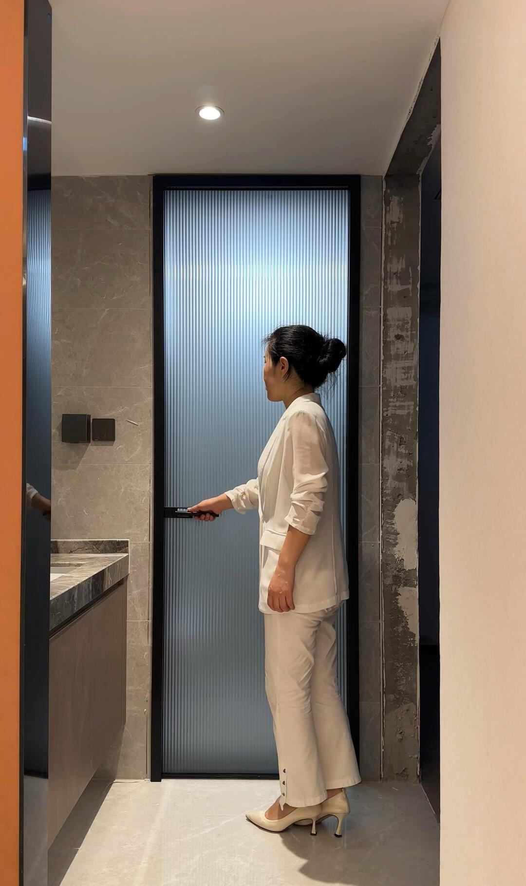 N&ecirc;n để cửa ph&ograve;ng tắm mở hay đ&oacute;ng khi kh&ocirc;ng sử dụng? Đ&acirc;y kh&ocirc;ng phải l&agrave; m&ecirc; t&iacute;n dị đoan nhưng h&atilde;y nhớ nhắc nhở gia đ&igrave;nh- Ảnh 2.