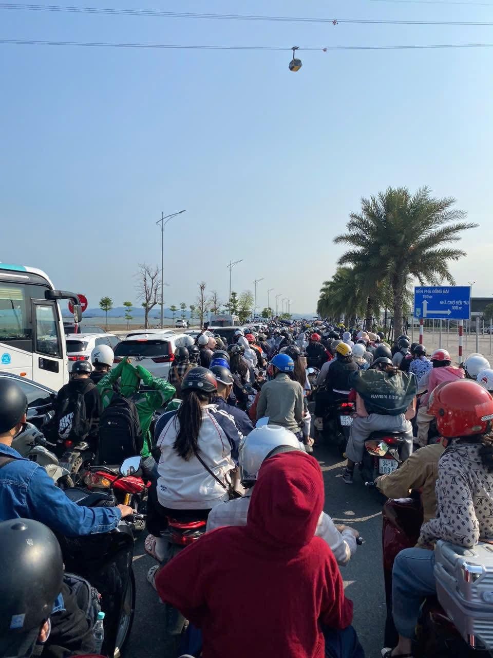 Hải Ph&ograve;ng dịp lễ 2026: Một nửa ở Đồ Sơn, một nửa chờ ph&agrave; C&aacute;t B&agrave; - Ảnh 4.
