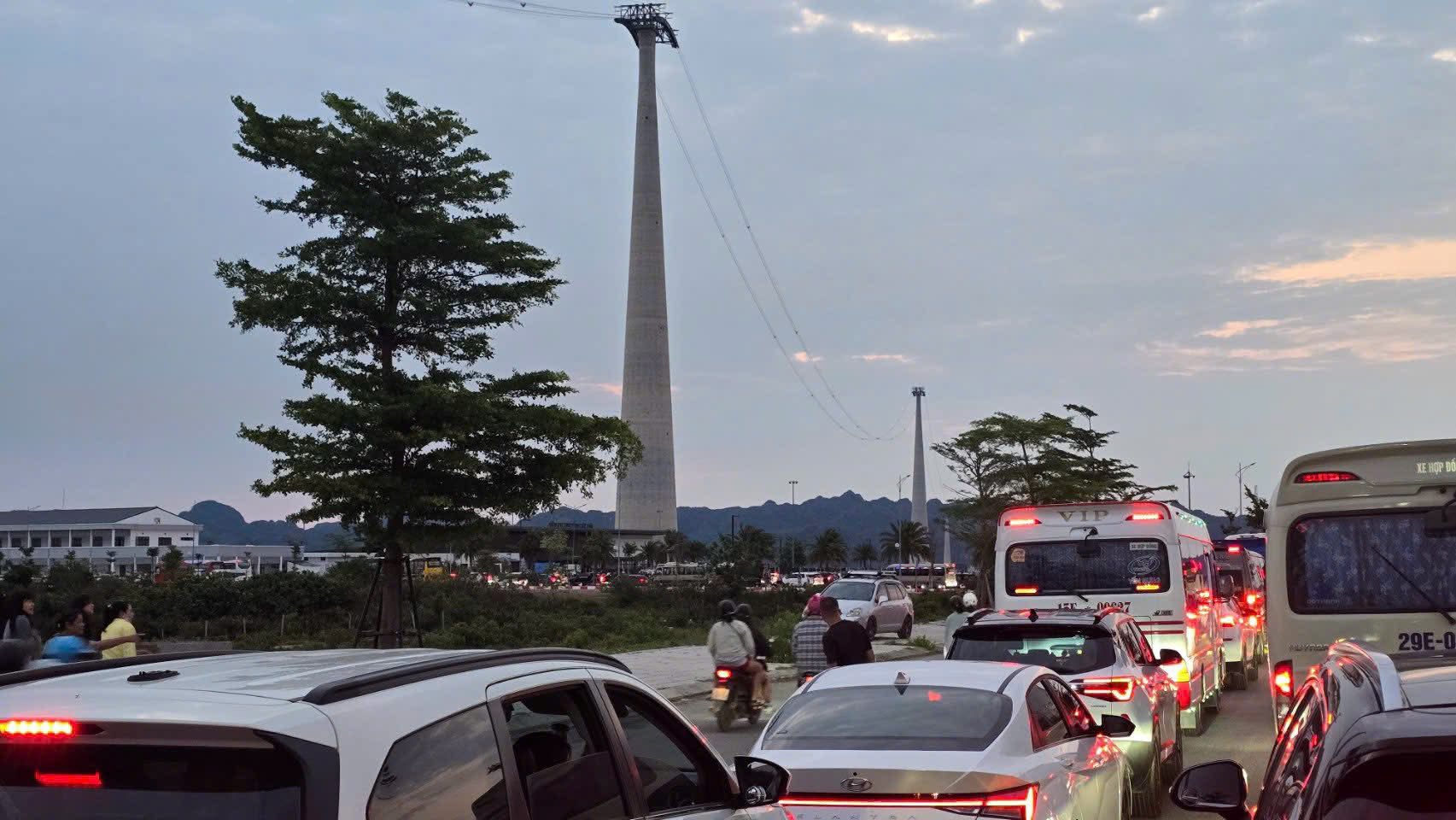 Hải Ph&ograve;ng dịp lễ 2026: Một nửa ở Đồ Sơn, một nửa chờ ph&agrave; C&aacute;t B&agrave; - Ảnh 6.