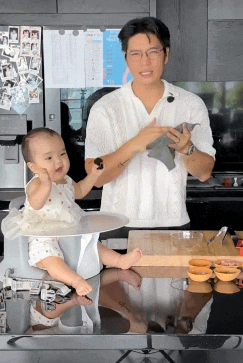 B&eacute; Gạo 8 th&aacute;ng tuổi: Giữ vững phong độ ăn uống, giờ c&ograve;n &ecirc; a gọi ba Huy mẹ V&acirc;n suốt ng&agrave;y- Ảnh 1.