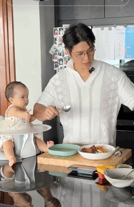 B&eacute; Gạo 8 th&aacute;ng tuổi: Giữ vững phong độ ăn uống, giờ c&ograve;n &ecirc; a gọi ba Huy mẹ V&acirc;n suốt ng&agrave;y- Ảnh 2.
