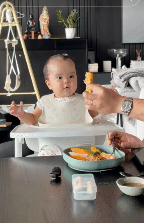 B&eacute; Gạo 8 th&aacute;ng tuổi: Giữ vững phong độ ăn uống, giờ c&ograve;n &ecirc; a gọi ba Huy mẹ V&acirc;n suốt ng&agrave;y- Ảnh 5.