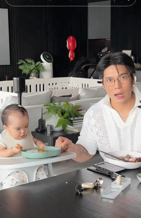 B&eacute; Gạo 8 th&aacute;ng tuổi: Giữ vững phong độ ăn uống, giờ c&ograve;n &ecirc; a gọi ba Huy mẹ V&acirc;n suốt ng&agrave;y- Ảnh 6.