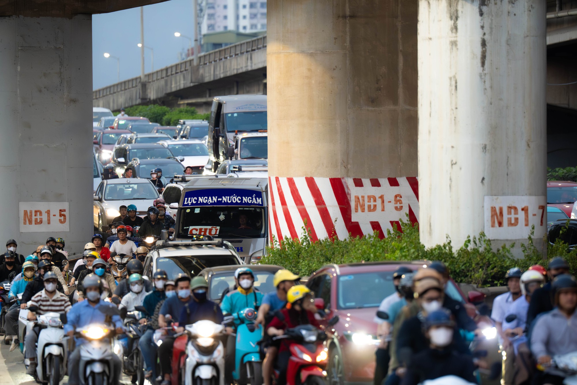 Tr&aacute;nh &ugrave;n tắc giao th&ocirc;ng khi trở lại H&agrave; Nội sớm trong năm 2026 - Ảnh 5.