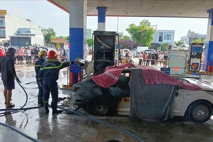 C&ocirc;ng an Đ&agrave; Nẵng th&ocirc;ng tin vụ ch&aacute;y &ocirc; t&ocirc; tại c&acirc;y xăng, 2 người tử vong - Ảnh 1.