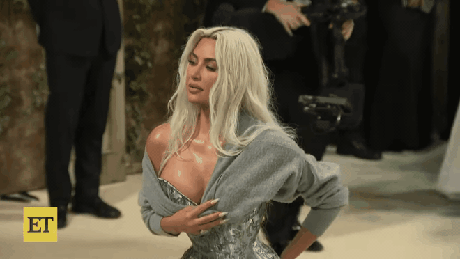 Kim Kardashian v&agrave; c&ocirc;ng cuộc &ldquo;th&agrave; chết cũng phải đẹp&rdquo; ở Met Gala: Giảm 7kg trong 3 tuần, siết eo tới mức tổn thương cơ thể- Ảnh 11.