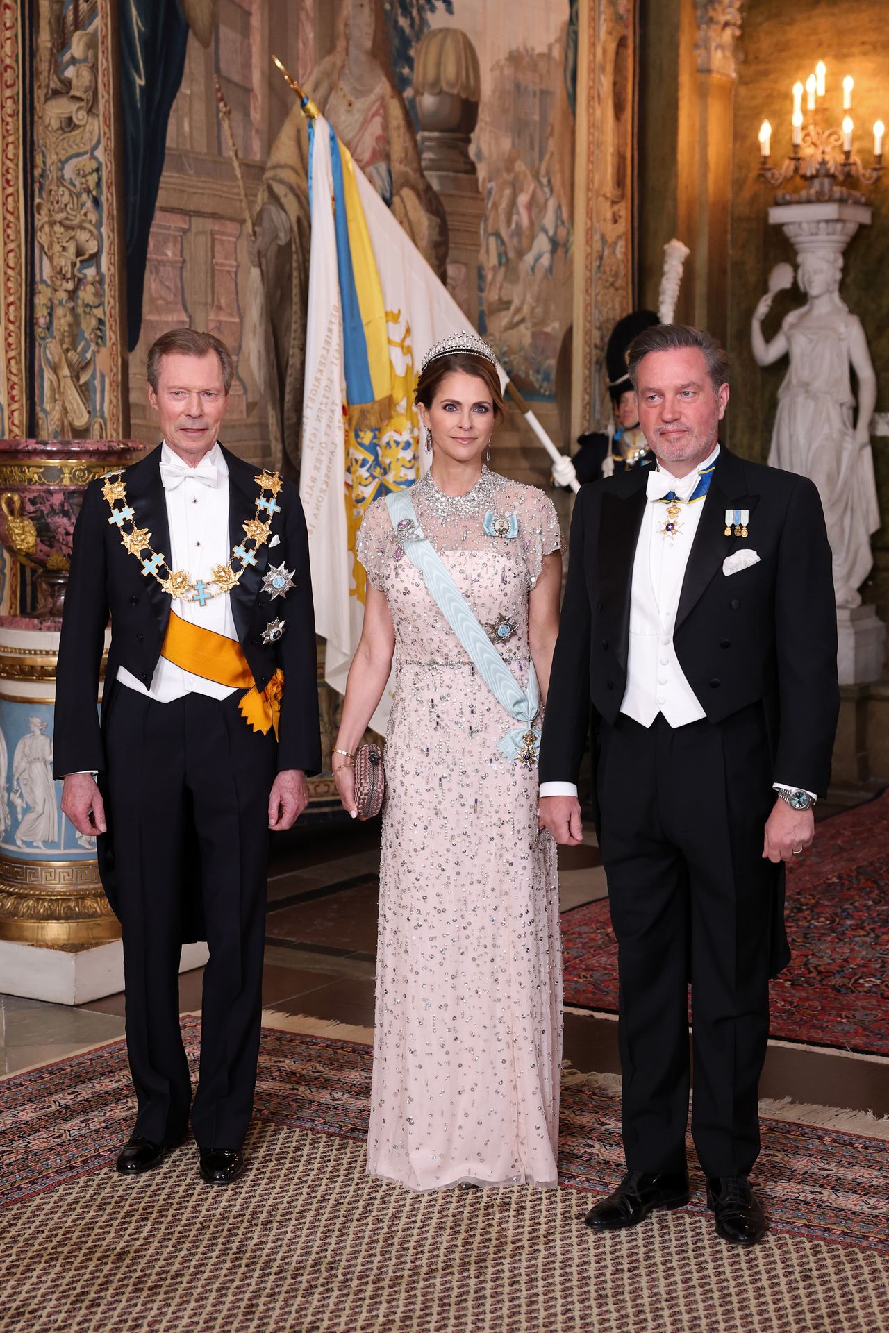 Vương nữ Estelle 14 tuổi tỏa s&aacute;ng như n&agrave;ng thơ tại tiệc sinh nhật Quốc vương Carl XVI Gustaf - Ảnh 3.