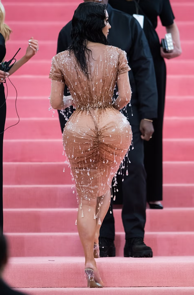 Kim Kardashian v&agrave; c&ocirc;ng cuộc &ldquo;th&agrave; chết cũng phải đẹp&rdquo; ở Met Gala: Giảm 7kg trong 3 tuần, siết eo tới mức tổn thương cơ thể- Ảnh 3.