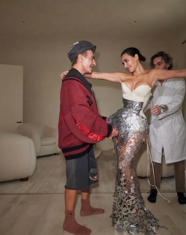 Kim Kardashian v&agrave; c&ocirc;ng cuộc &ldquo;th&agrave; chết cũng phải đẹp&rdquo; ở Met Gala: Giảm 7kg trong 3 tuần, siết eo tới mức tổn thương cơ thể- Ảnh 13.
