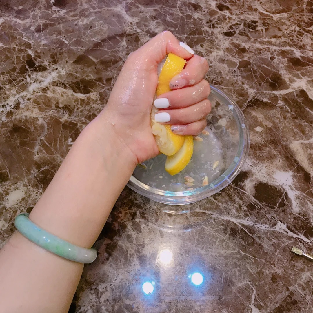 Từ thứ hay bị mốc trong tủ lạnh, chanh giờ trở thành “trợ thủ” số 1 trong căn bếp của tôi: 15 công dụng vừa sạch nhà vừa đỡ tốn tiền - Ảnh 4.