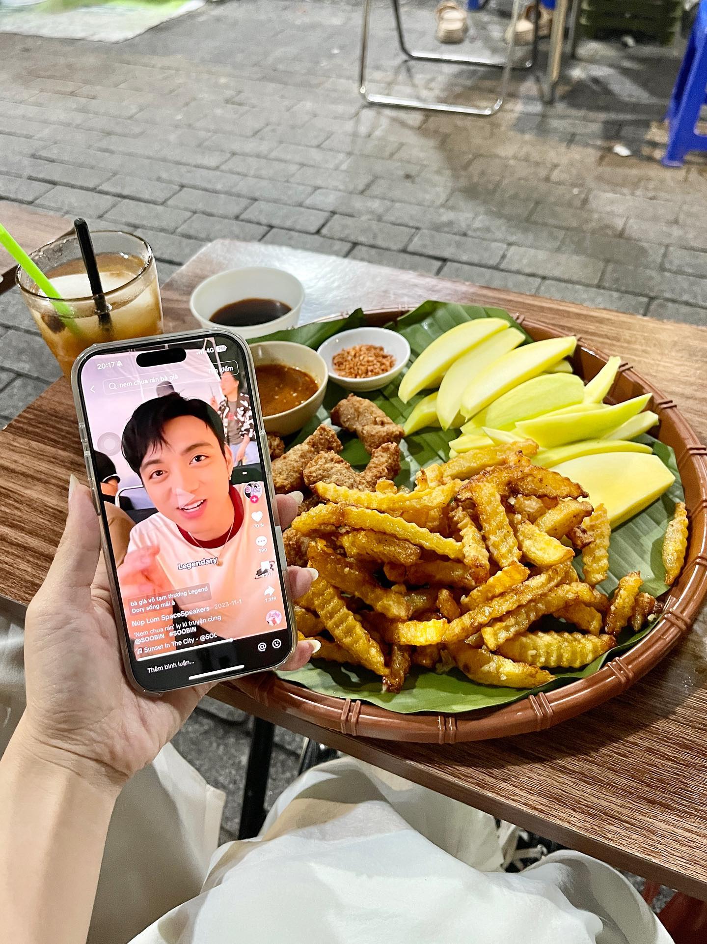 Qu&aacute;n nem chua r&aacute;n B&agrave; Gi&agrave; ng&otilde; Tạm Thương nổi tiếng nhờ Soobin Ho&agrave;ng Sơn - Ảnh 2.
