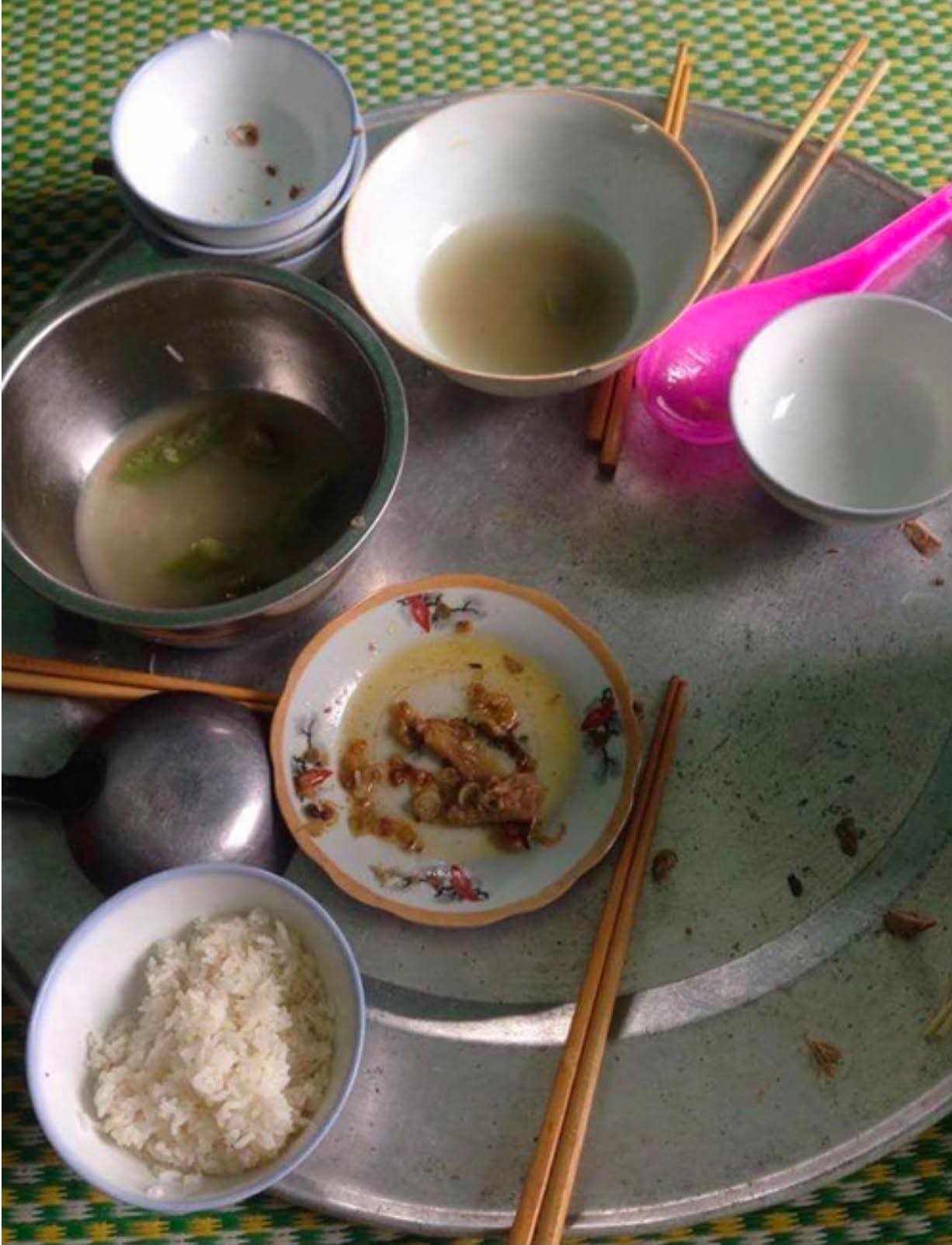Nh&igrave;n m&acirc;m cơm chồng 