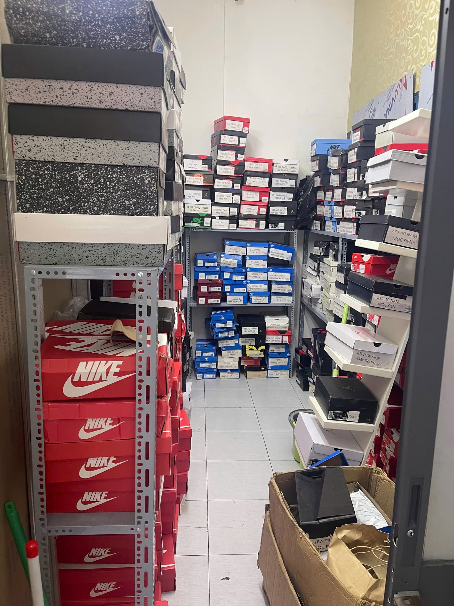 Tp . Hcm: Khởi tố &ocirc;ng chủ K . W Sneaker bu&ocirc;n b&aacute;n gi&agrave;y giả nh&atilde;n hiệu lớn - Ảnh 3.