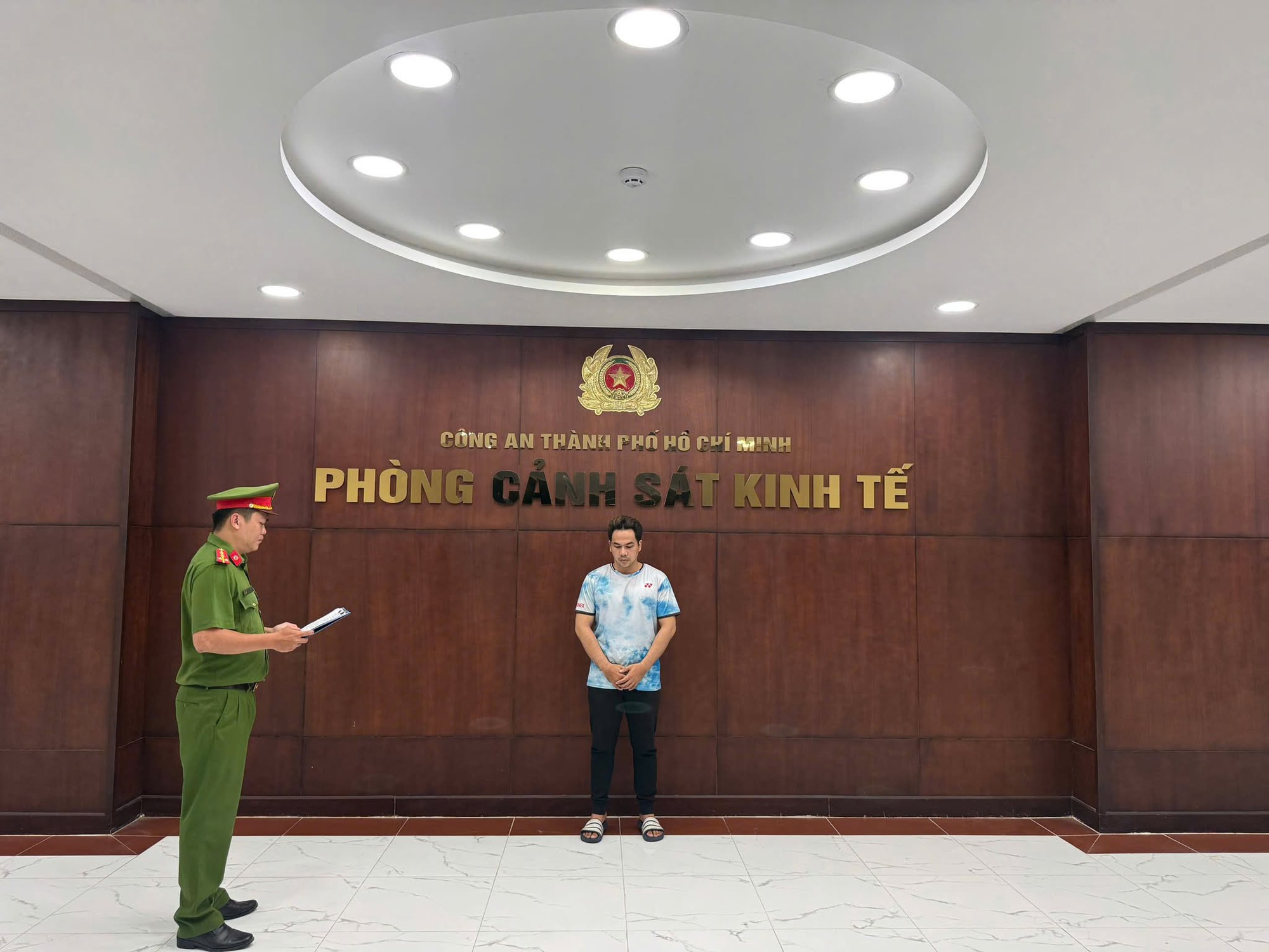 Tp . Hcm: Khởi tố &ocirc;ng chủ K . W Sneaker bu&ocirc;n b&aacute;n gi&agrave;y giả nh&atilde;n hiệu lớn - Ảnh 1.