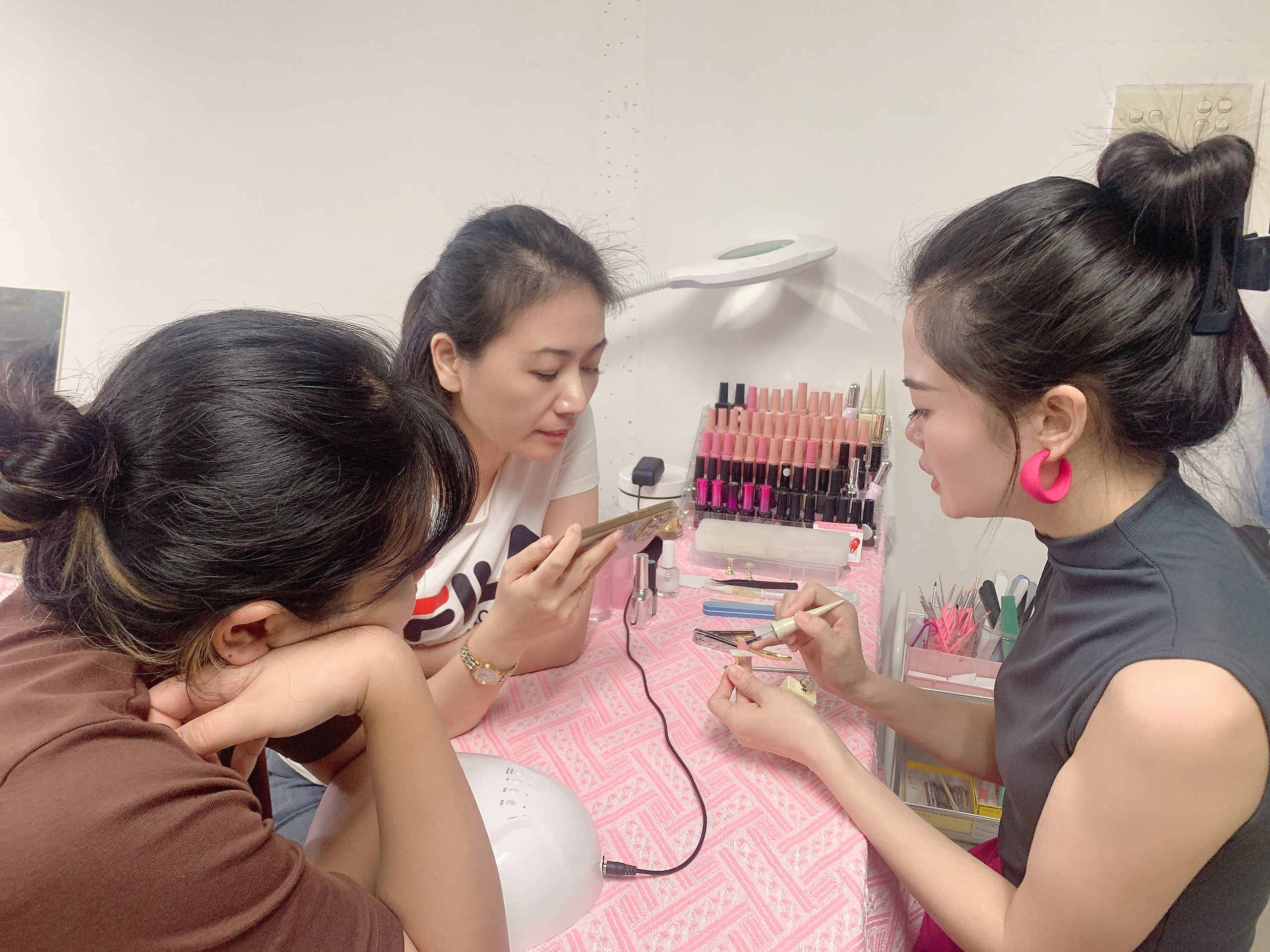 3 nghề đang được nhiều phụ nữ tuổi 35+ chọn học v&igrave; sợ thất nghiệp - Ảnh 1.