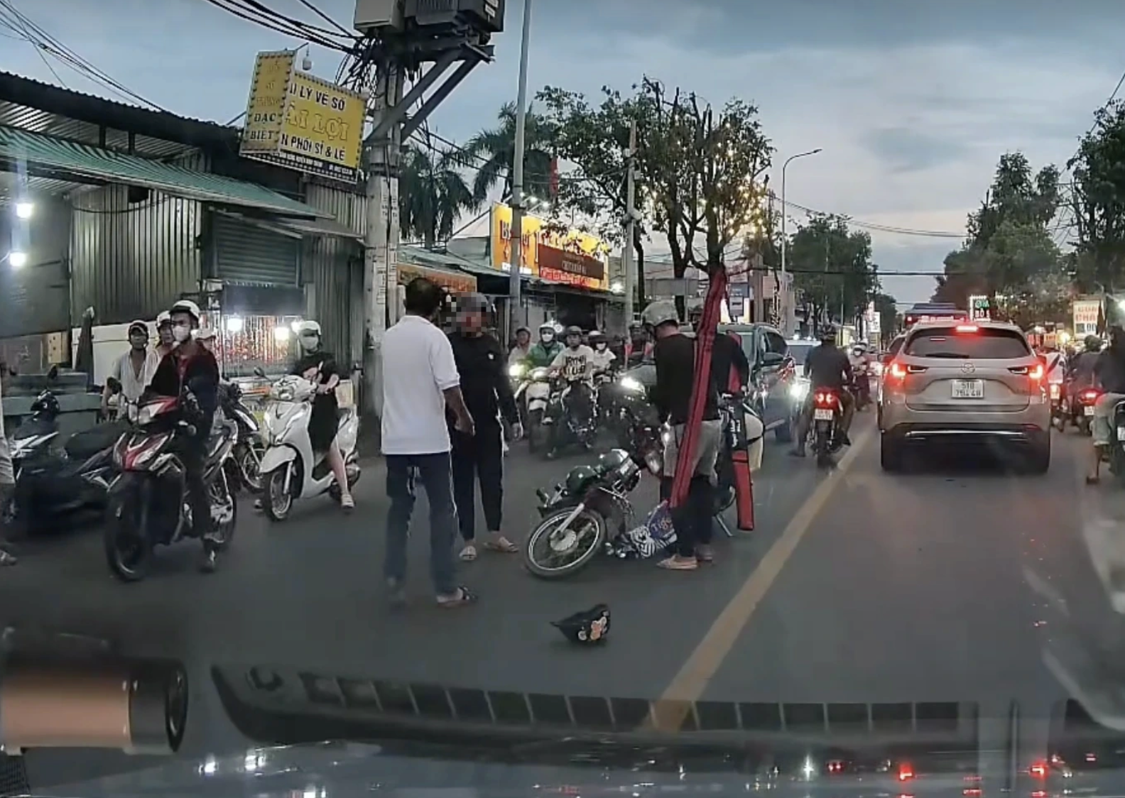 Thanh ni&ecirc;n Vario đ&aacute;nh nhau giữa đường v&igrave; bạn g&aacute;i: C&acirc;u chuyện g&acirc;y rối trật tự - Ảnh 3.