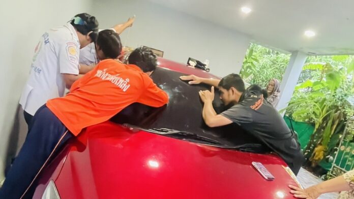 B&eacute; g&aacute;i 9 th&aacute;ng tuổi được cứu khỏi &ocirc; t&ocirc; giữa nắng n&oacute;ng tại Phuket - Ảnh 1.