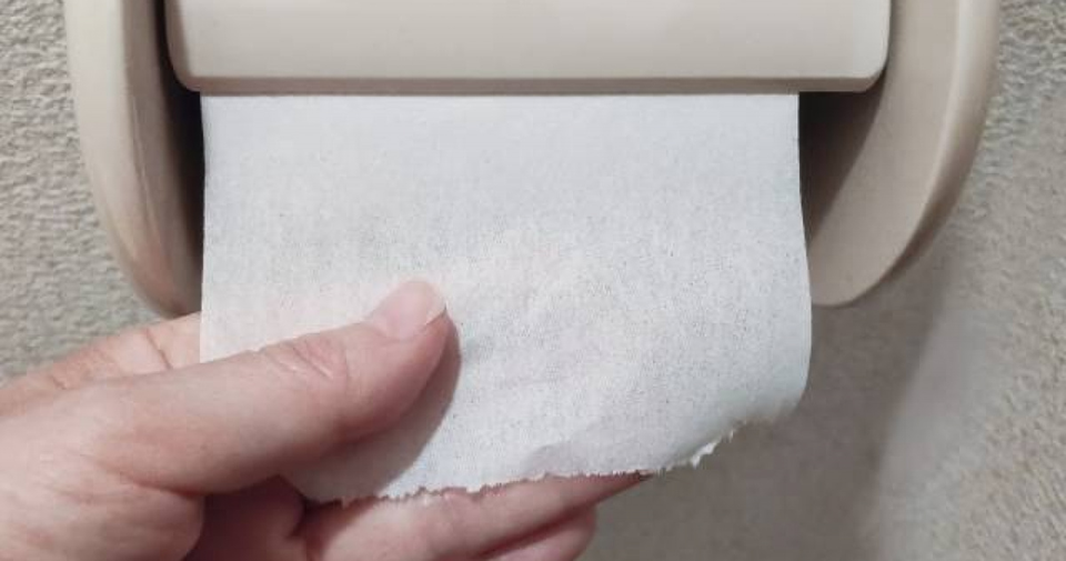 C&ocirc; g&aacute;i 20 tuổi mắc ung thư cổ tử cung, b&aacute;c sĩ cảnh b&aacute;o: 2 th&agrave;nh phần trong giấy vệ sinh c&oacute; thể g&acirc;y hại &ldquo;v&ugrave;ng k&iacute;n&rdquo;- Ảnh 2.