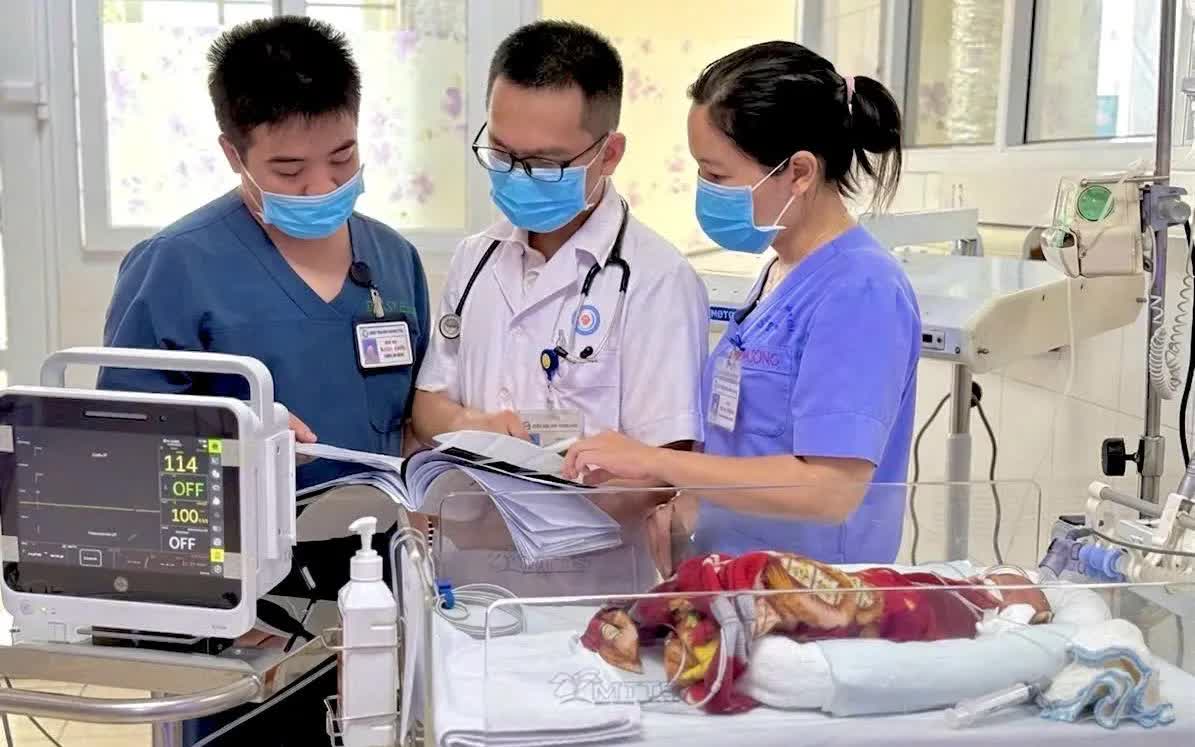 Cứu sống trẻ sơ sinh xuất huyết phổi do tim bẩm sinh tại Bệnh viện nhi thanh h&oacute;a - Ảnh 1.