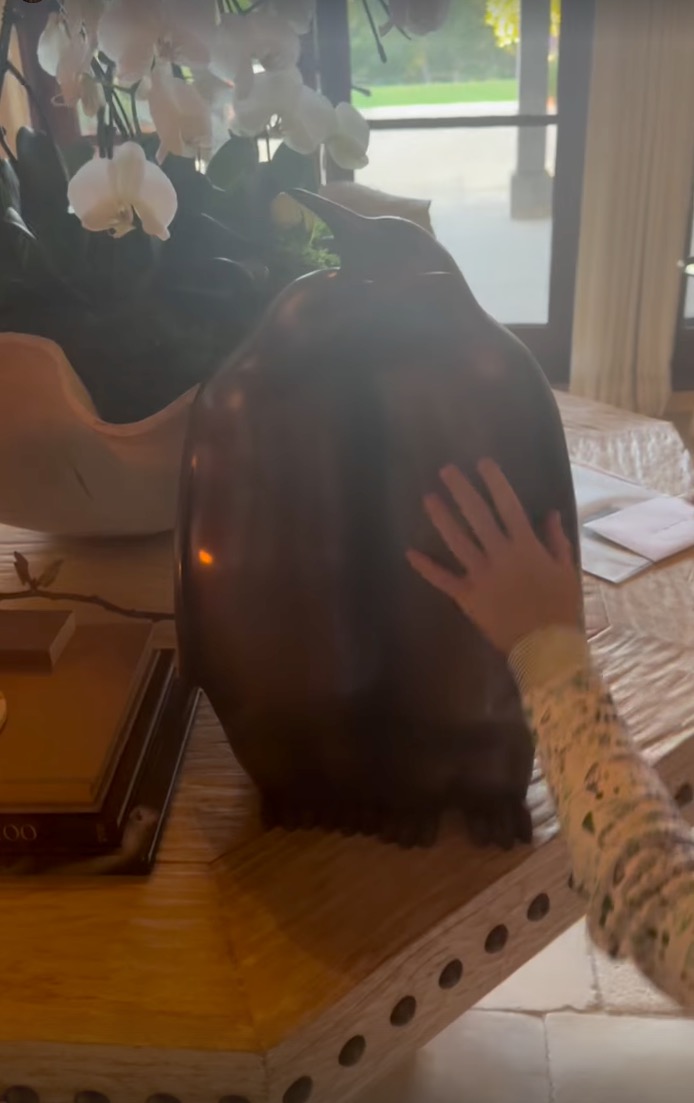 Meghan x&uacute;c động với qu&agrave; kỷ niệm 8 năm ng&agrave;y cưới từ Harry - Ảnh 1.