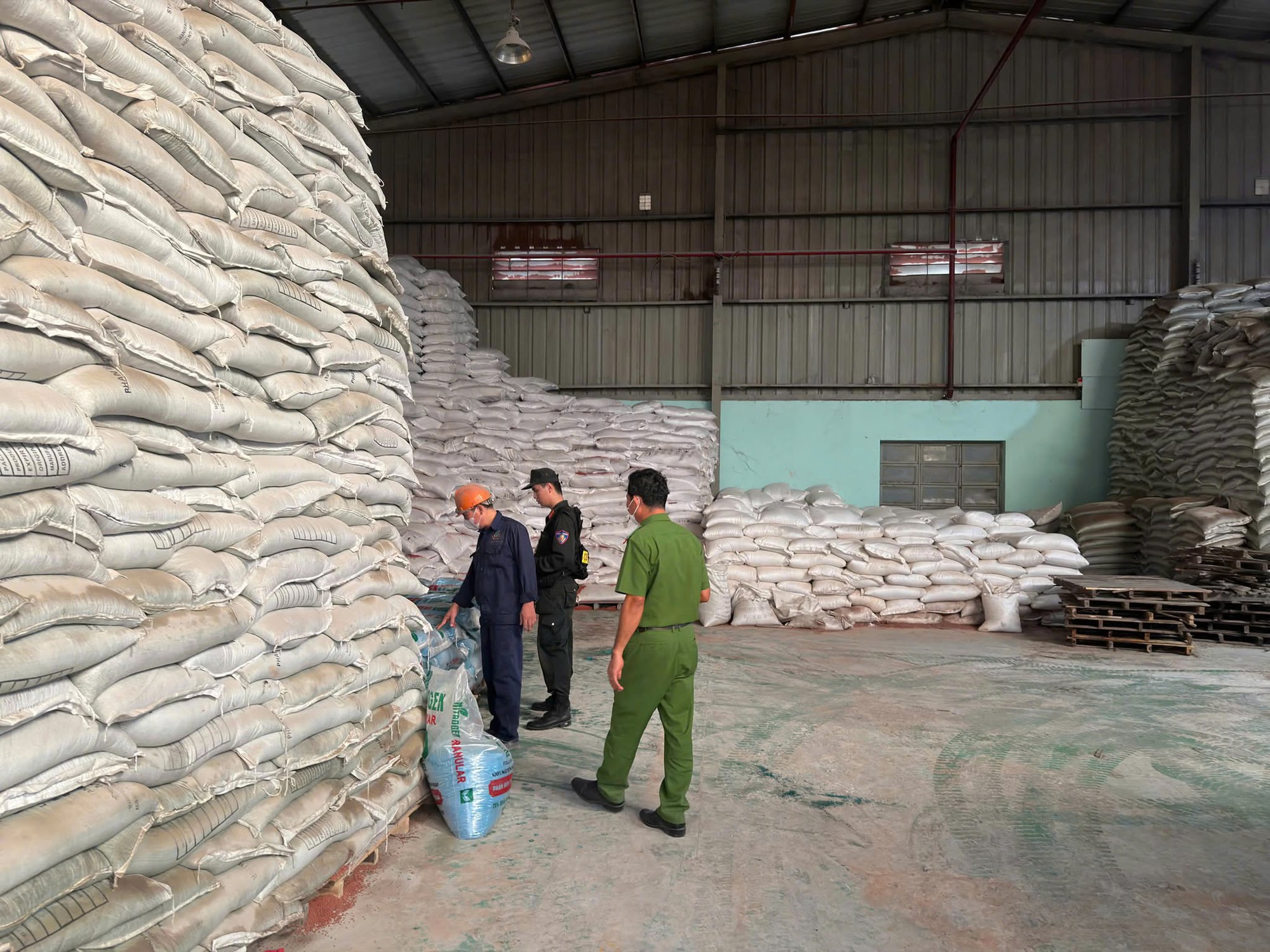 Thủ đoạn lừa đảo tinh vi nhắm v&agrave;o người n&ocirc;ng d&acirc;n: Hơn 70 tấn ph&acirc;n b&oacute;n giả bị ph&aacute;t hiện - Ảnh 2.