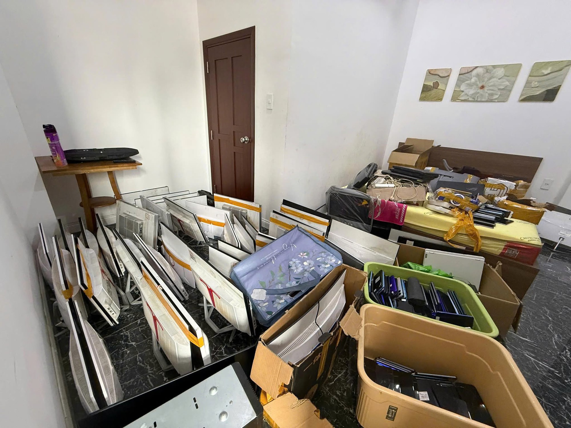 B&ecirc;n trong đại bản doanh lừa đảo của người nước ng&ograve;ai tại TP . HCM năm 2026 - Ảnh 2.