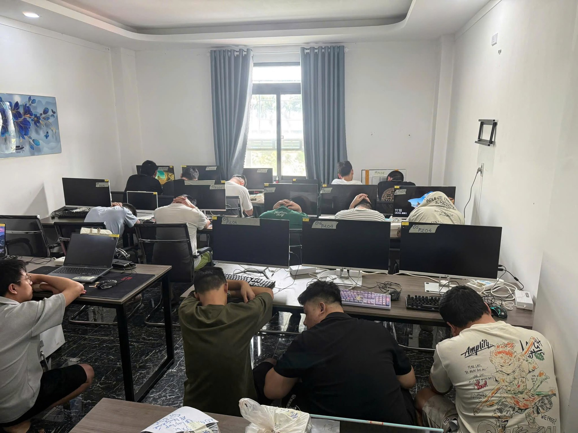 B&ecirc;n trong đại bản doanh lừa đảo của người nước ng&ograve;ai tại TP . HCM năm 2026 - Ảnh 3.