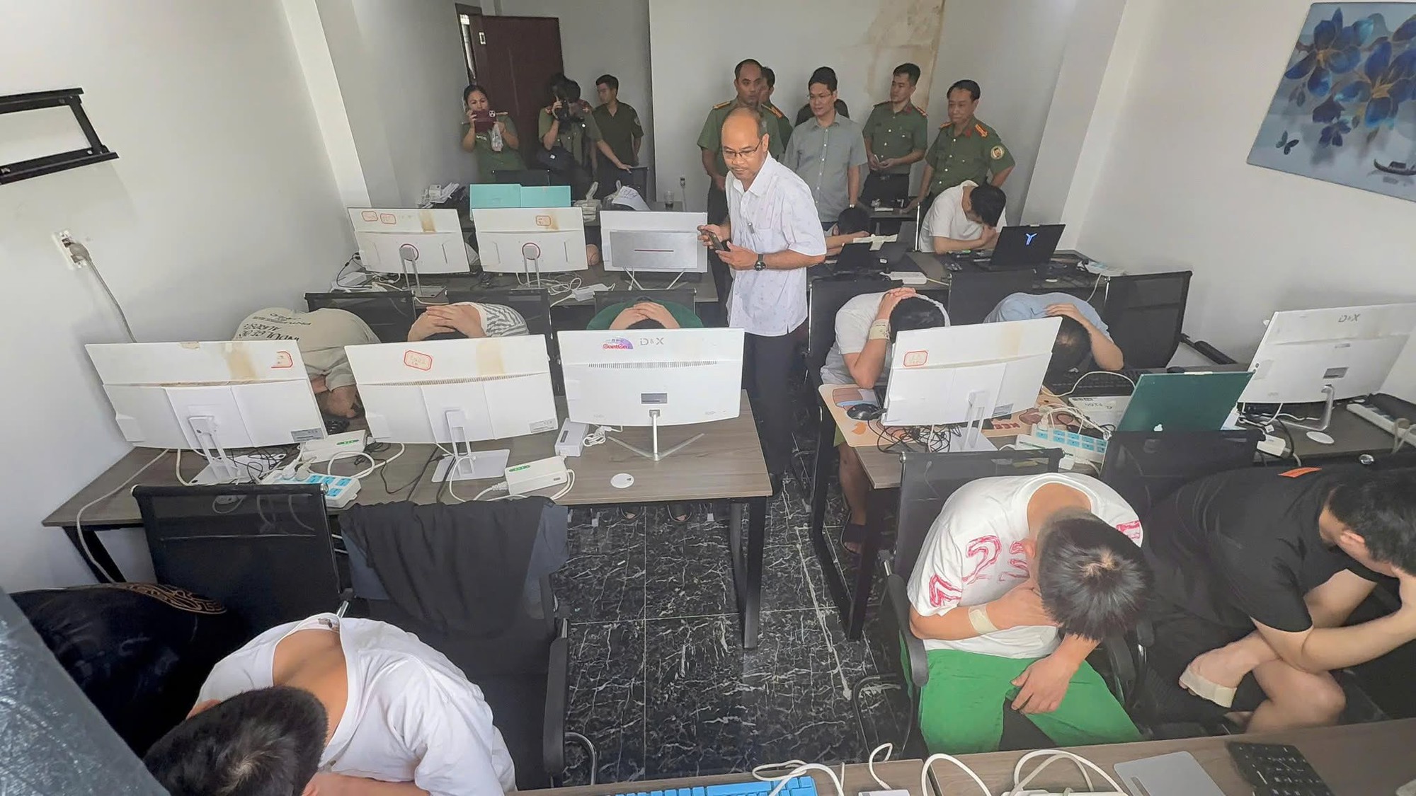 B&ecirc;n trong đại bản doanh lừa đảo của người nước ng&ograve;ai tại TP . HCM năm 2026 - Ảnh 1.
