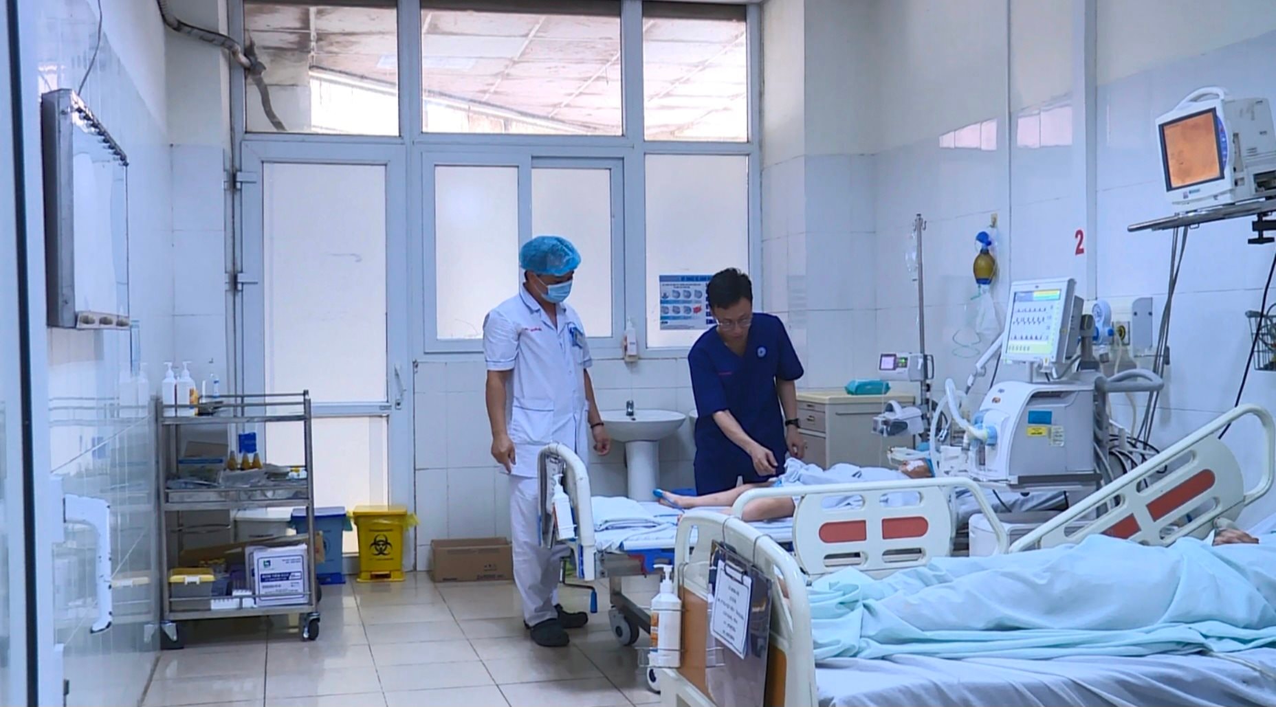 B&eacute; 5 tuổi nguy kịch v&igrave; rắn độc cắn khi đang ngủ , mẹ cần biết c&aacute;ch ứng ph&oacute; - Ảnh 1.