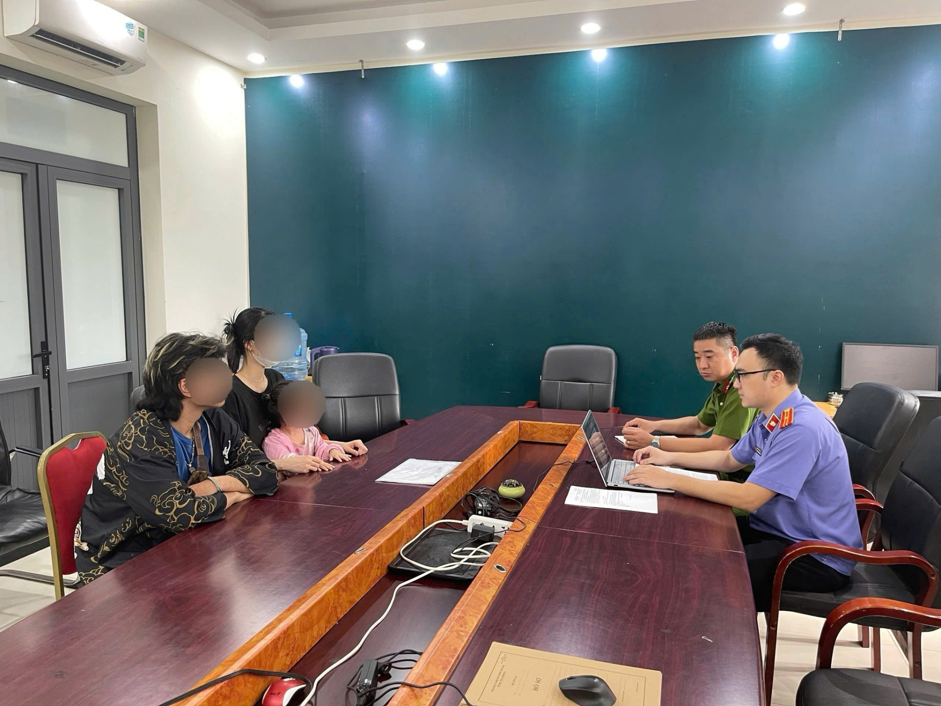 C&ocirc;ng an H&agrave; Nội x&aacute;c minh vụ b&eacute; g&aacute;i 3 tuổi nghi bị bạo h&agrave;nh tại qu&aacute;n bia - Ảnh 1.