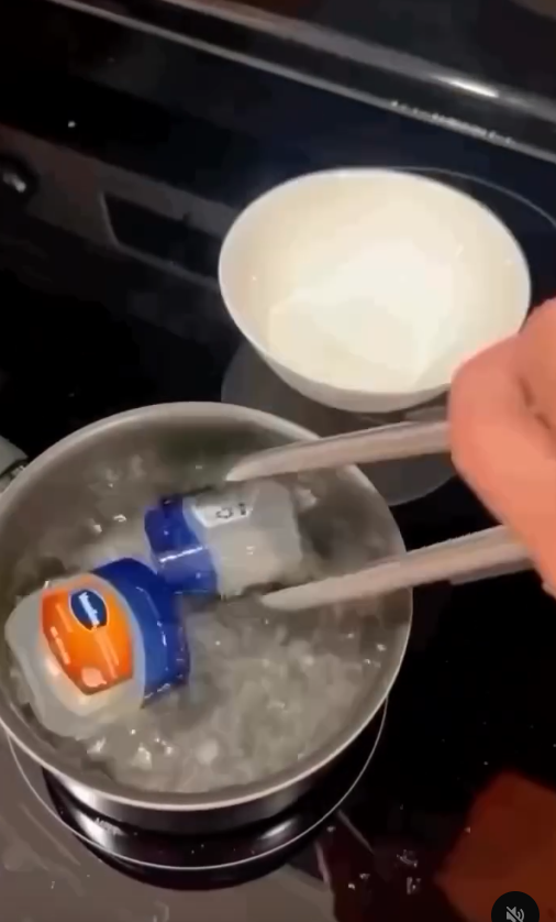 C&aacute;ch d&ugrave;ng nước hoa mới đang viral v&igrave; gi&uacute;p thơm l&acirc;u m&agrave; kh&ocirc;ng tốn nhiều tiền - Ảnh 1.