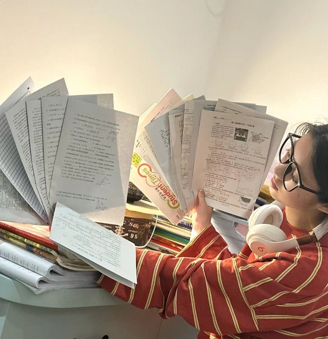 Tại sao n&ecirc;n dọn sạch đề thi cũ khỏi b&agrave;n học? - Ảnh 1.