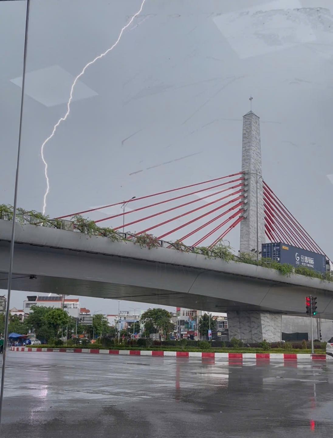 S&eacute;t đ&aacute;nh Hải Ph&ograve;ng g&acirc;y thiệt hại lớn cho nh&agrave; d&acirc;n v&agrave; thiết bị điện - Ảnh 1.