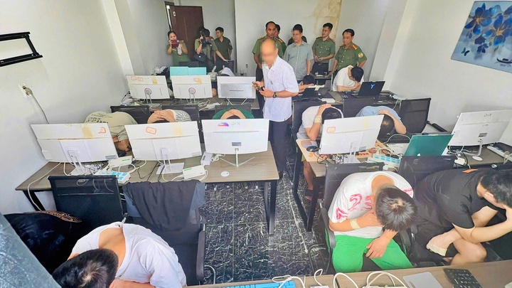 Ngăn chặn nh&oacute;m người Trung Quốc thu&ecirc; kh&aacute;ch sạn ở TP . HCM nghi lập ổ lừa đảo - Ảnh 1.