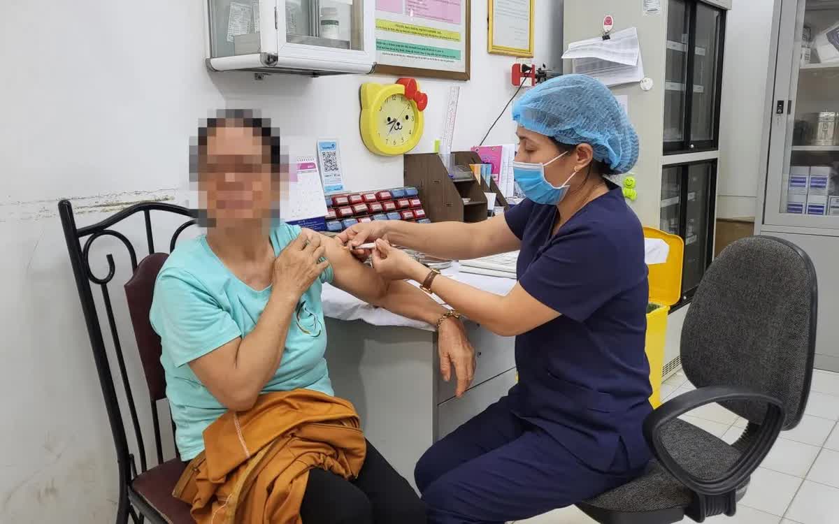 Chủ động ti&ecirc;m vaccine ph&ograve;ng dại sau phơi nhiễm - Ảnh 1.