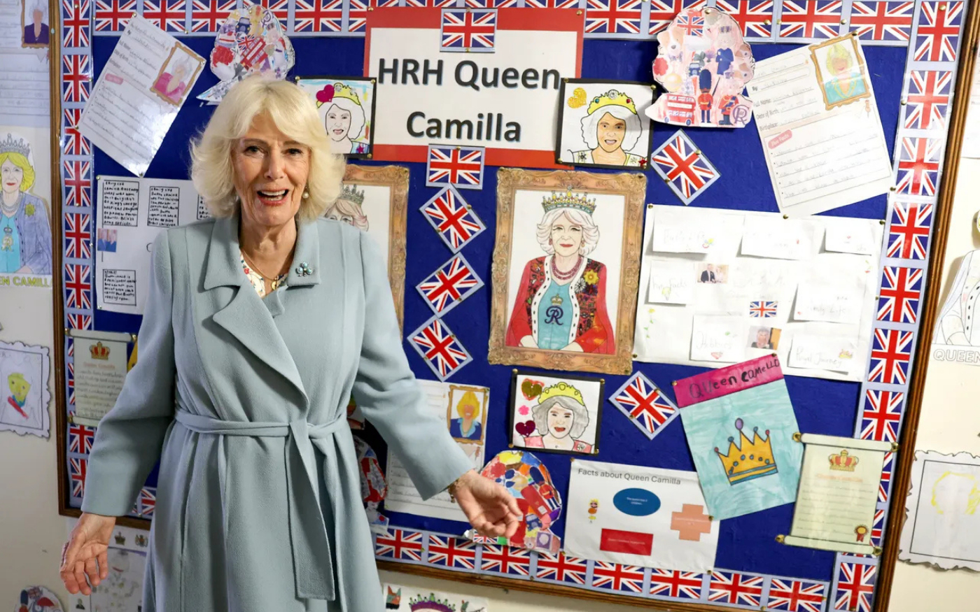 Chiếc tr&acirc;m c&agrave;i b&iacute; ẩn của Vương hậu Camilla trong chuyến thăm Bắc Ireland 2026 - Ảnh 3.